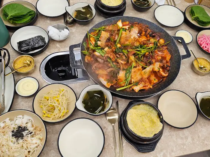 테이블 위에 차려진 정이품쭈꾸미광명1호점의 푸짐한 한상차림