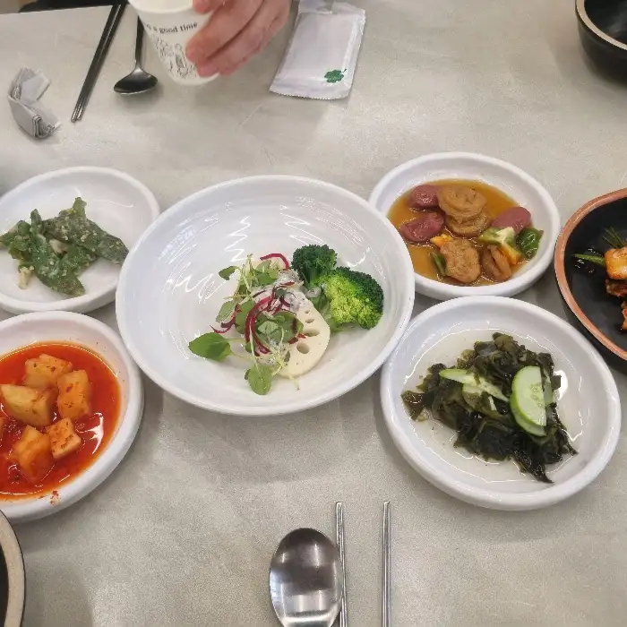 정옥추어탕의 다채로운 밑반찬 구성