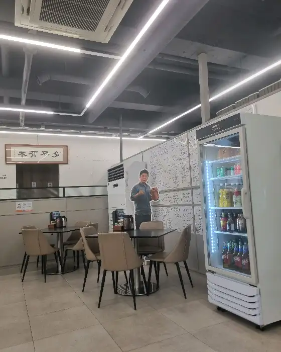 정옥추어탕 내부 공간의 현대적인 인테리어