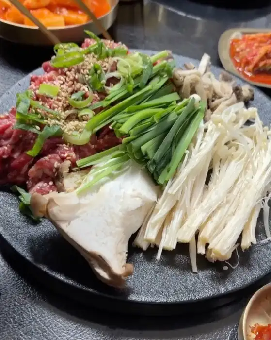온기육보탕의 신선한 고기와 버섯, 채소로 구성된 전골 재료