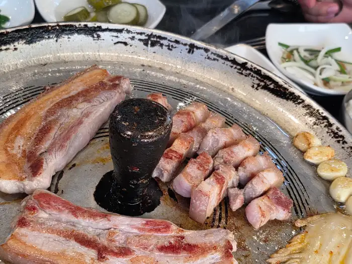 전주하우스 잘게 썰어진 삼겹살과 곁들임