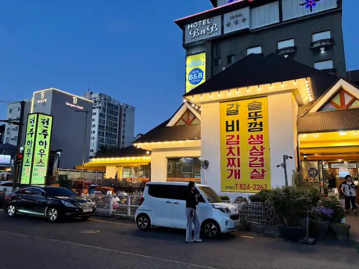 전주하우스 외부 야경과 간판