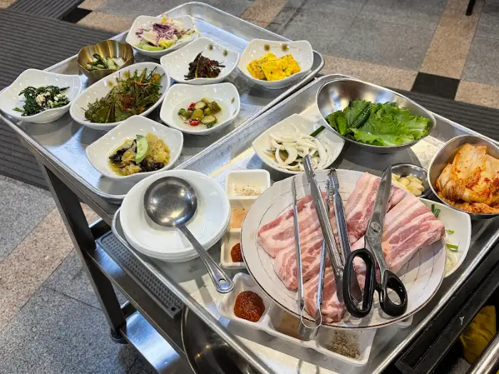전주하우스 푸짐한 밑반찬과 생 삼겹살