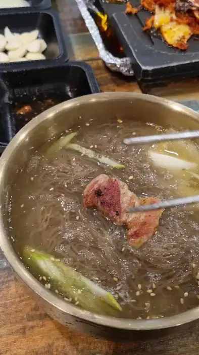 시원한 육수에 담긴 시원한 냉면
