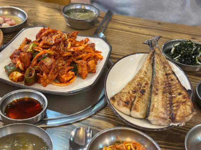 진식당 1호점에서 주문한 생선구이와 맵게 볶은 요리