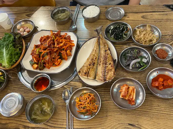 진식당 1호점의 푸짐한 한상차림과 다양한 반찬들