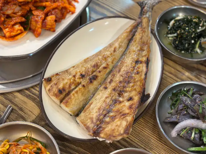 진식당 1호점의 푸짐하고 먹음직스러운 고등어구이