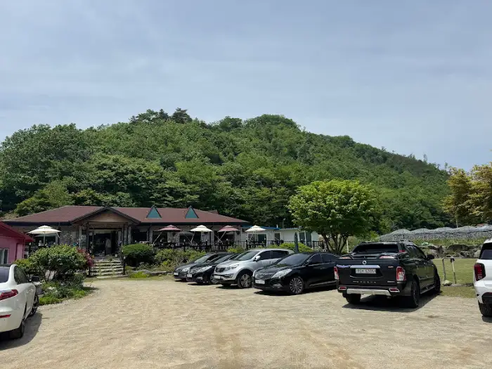 진안 수목원가든 외부 전경과 넓은 주차 공간