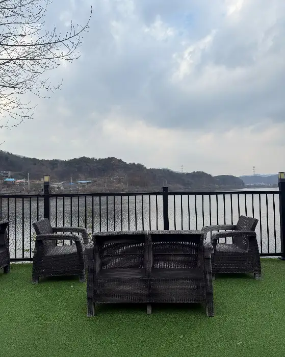 야외 좌석에서 바라보는 백곡저수지의 풍경