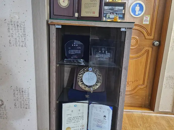 진천 곤드레밥집 매장 내부 진열장 모습