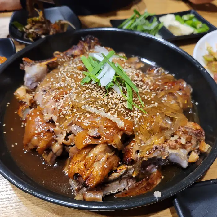 마왕족발 강원고성점의 족발 메뉴, 당면과 파채로 장식되어 있습니다.