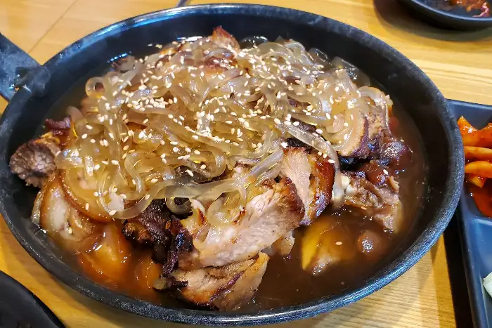 마왕족발 강원고성점의 족발은 큼직한 조각으로 푸짐하게 담겨 나옵니다.