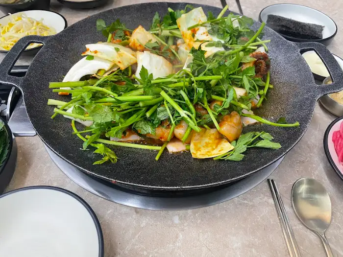 푸짐하게 볶아지는 쭈꾸미와 삼겹살, 그리고 야채