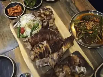 족발신선생 안산고잔점의 푸짐하게 차려진 족발 한 상
