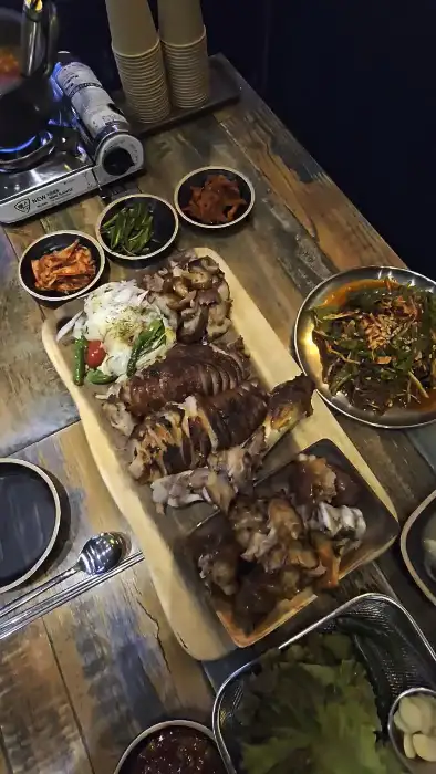 족발신선생 안산고잔점의 푸짐하게 차려진 족발 한 상
