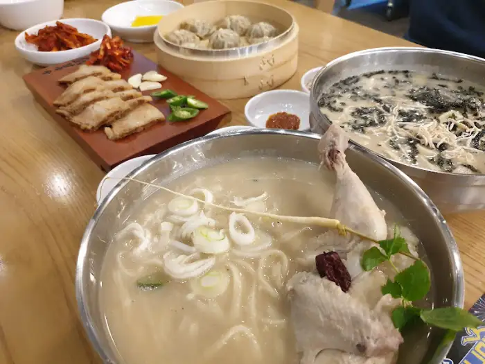 현풍닭칼국수 침산점의 푸짐한 한 상차림