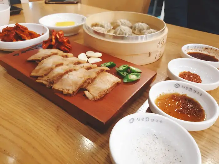현풍닭칼국수 침산점의 수육과 곁들임 음식