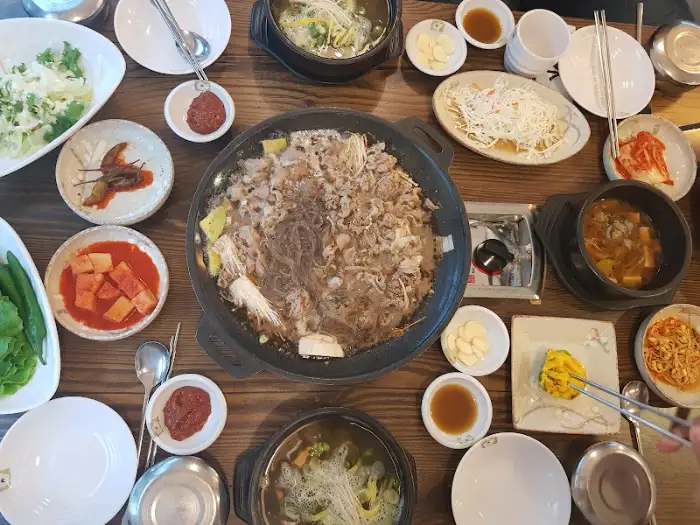 테이블에 차려진 푸짐한 한상