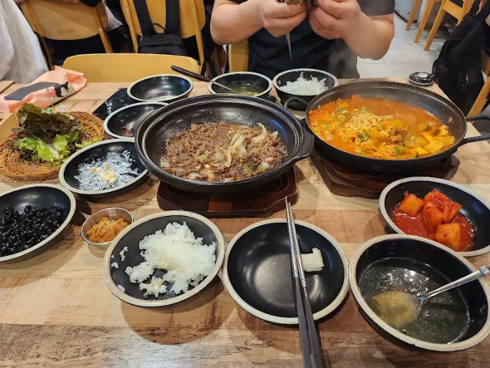 육회비빔밥과 다양한 반찬