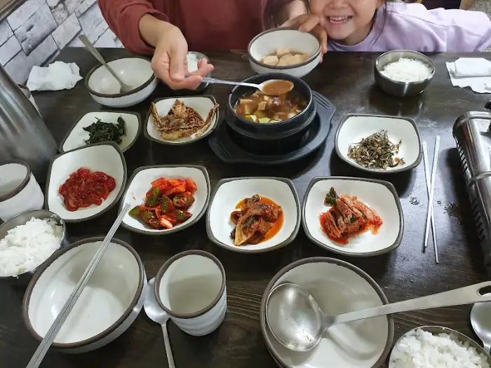 테이블에 차려진 여러 반찬과 밥, 찌개