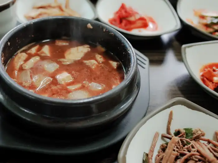 김이 모락모락 나는 된장찌개