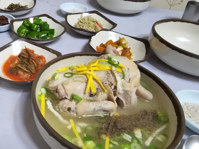 국물과 닭이 함께 담긴 삼계탕
