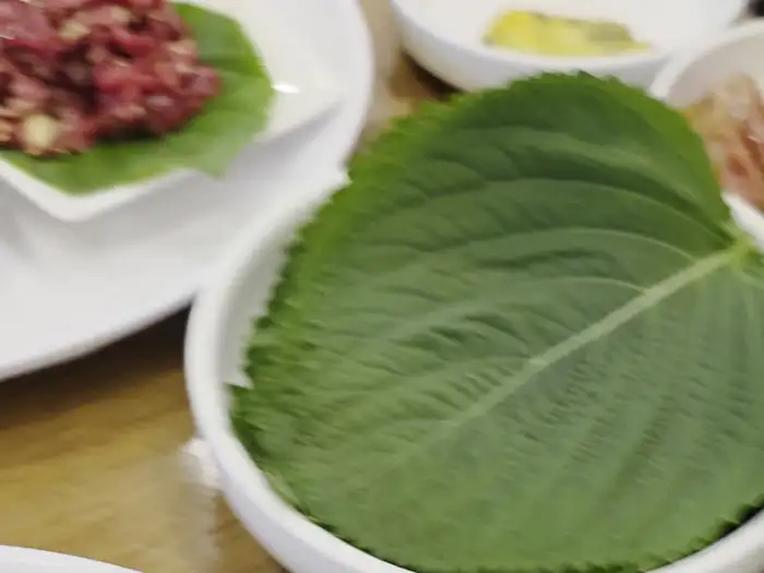 신선한 깻잎과 함께 준비된 음식