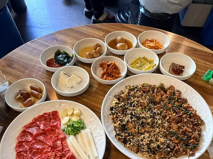 다양한 밑반찬과 함께 나온 메인 요리