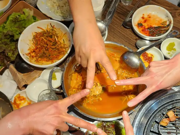 해물탕을 덜어주는 모습