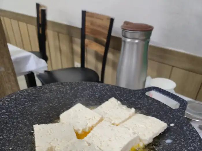 팬에 구워지는 두부 근접 사진