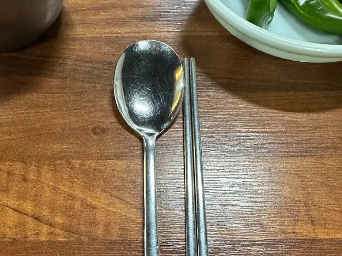 식기 세트와 곁들임 반찬