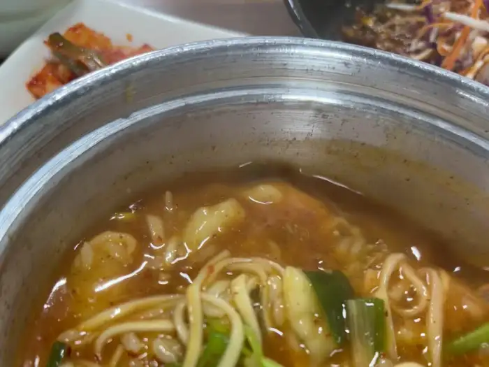 양은 냄비에 담긴 어죽