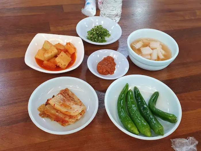 정갈하게 차려진 반찬과 음식