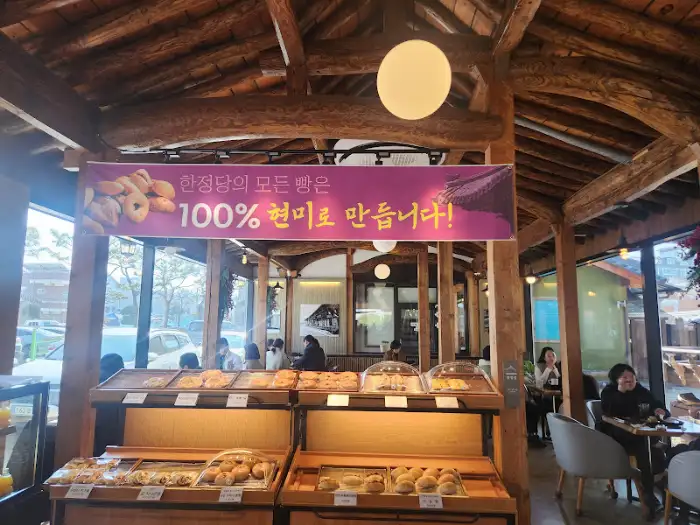 카페 내부 빵 진열대