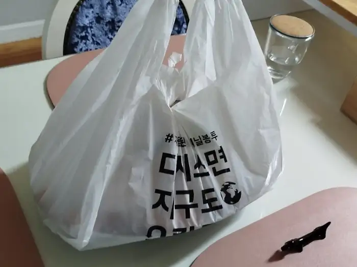 포장된 모듬회와 곁들임 찬