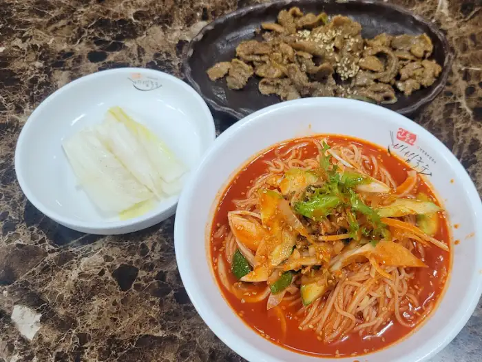 비빔국수와 불고기 세트