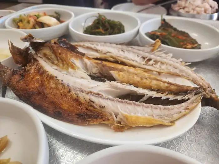 노릇하게 구워진 고등어 구이