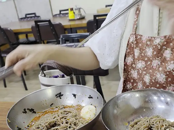 식사 중인 손님과 테이블 위 음식