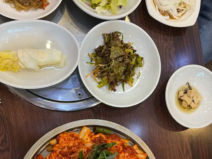 다양한 쌈 채소와 밑반찬이 담긴 여러 접시