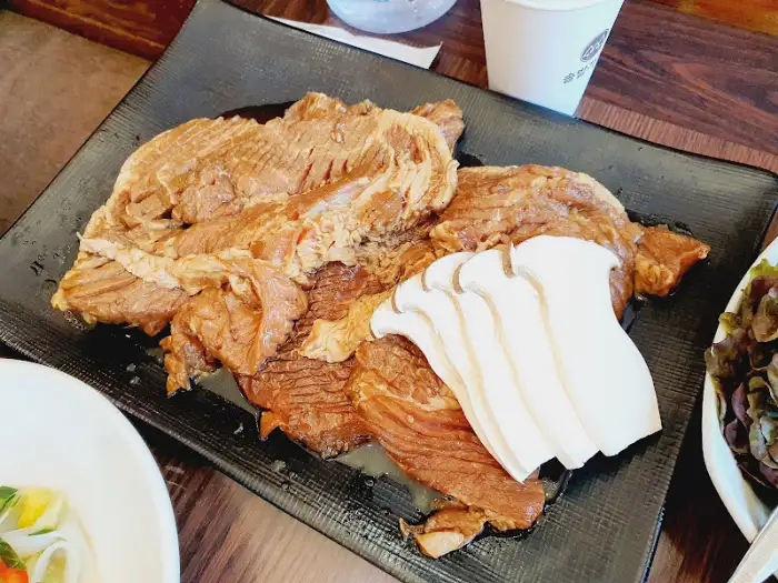 접시에 담긴 양념된 갈비와 버섯