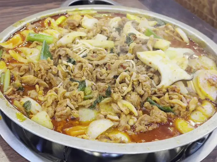 김치찌개 또는 찌개류로 보이는 붉은 국물 요리