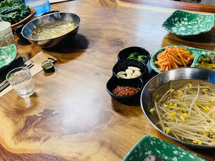 테이블 위에 차려진 다양한 반찬과 국물 요리