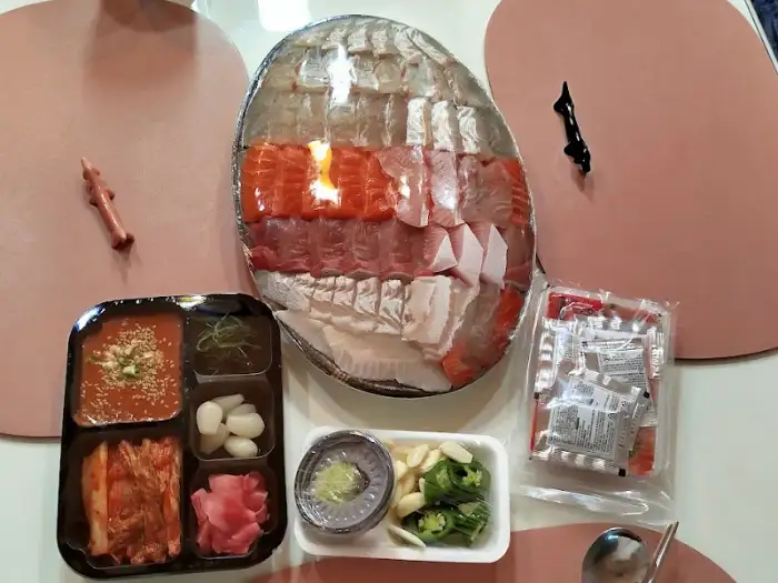 푸짐하게 담긴 모듬회 한 상