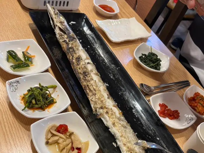 구이세트의 통갈치구이와 다양한 반찬들이 테이블에 차려져 있습니다.