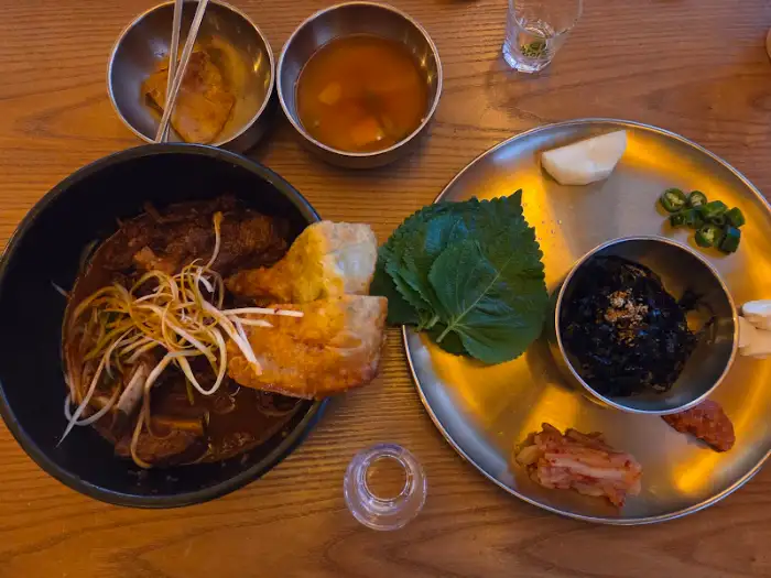 주요 메뉴와 밑반찬 세팅