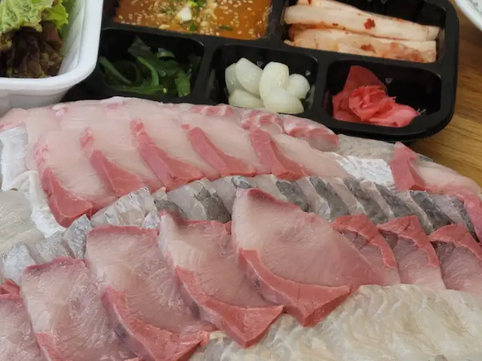 두툼하게 썰린 광어와 곁들임 찬