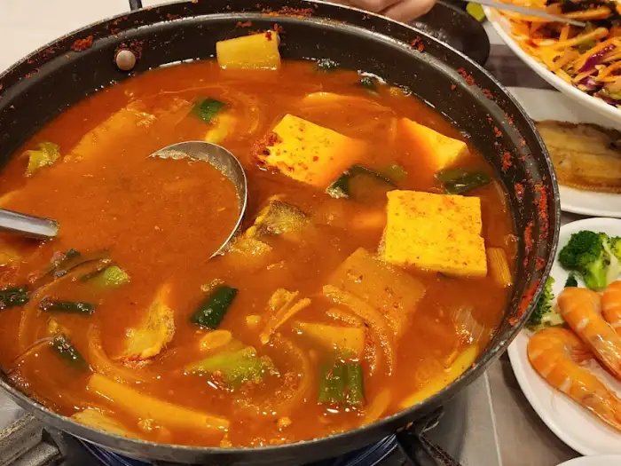 두부와 채소가 듬뿍 들어간 찌개 모습