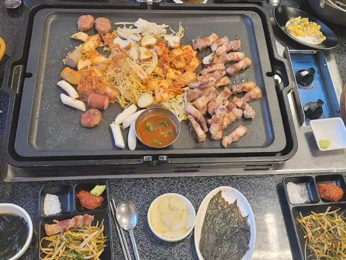테이블에 차려진 푸짐한 삼겹살 한 상차림입니다.
