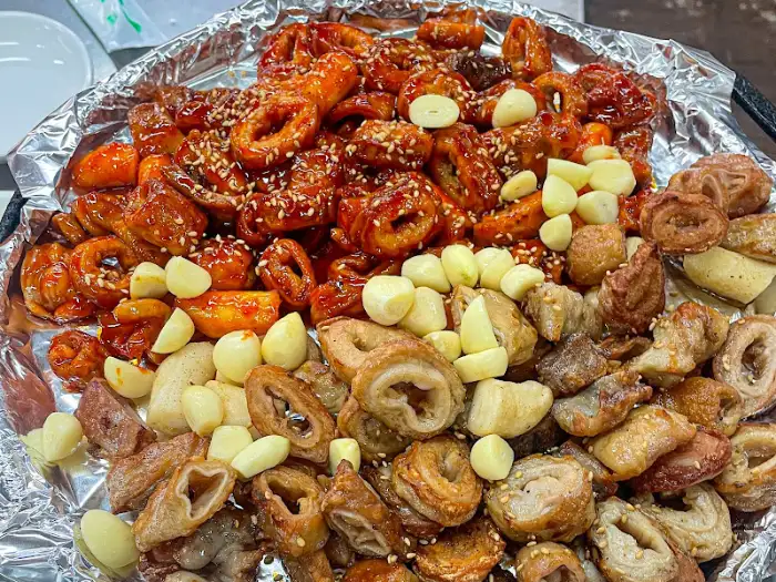 푸짐하게 차려진 불곱창 한 판