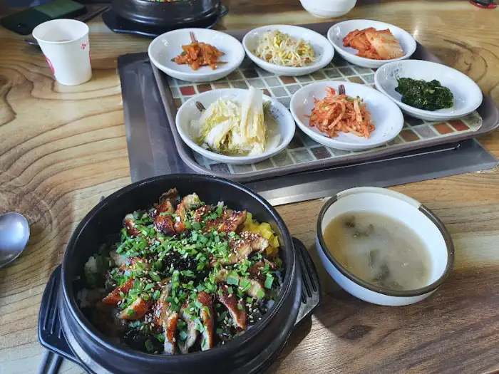 밑반찬과 장어덮밥